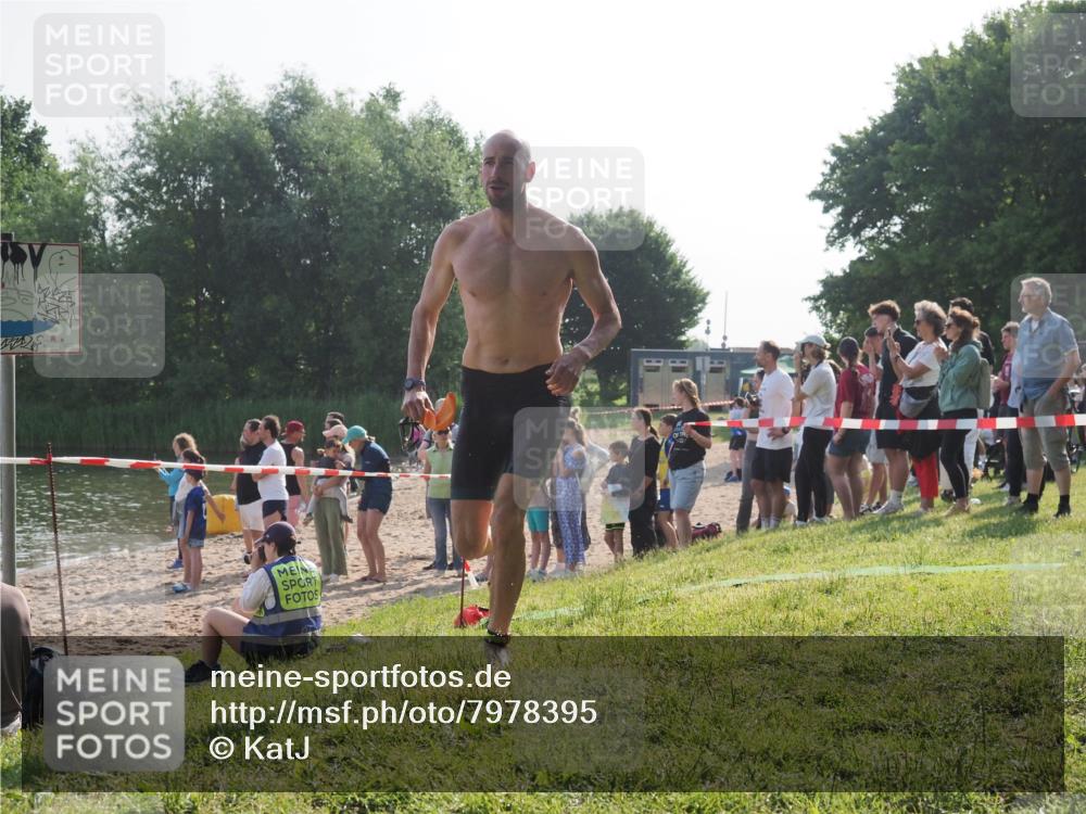 15.06.2025 - 27. Vierlanden-Triathlon KatJ http://msf.ph/oto/7978395 15.06.2025 08:39:59 Schwimmen 3 meine-sportfotos.de