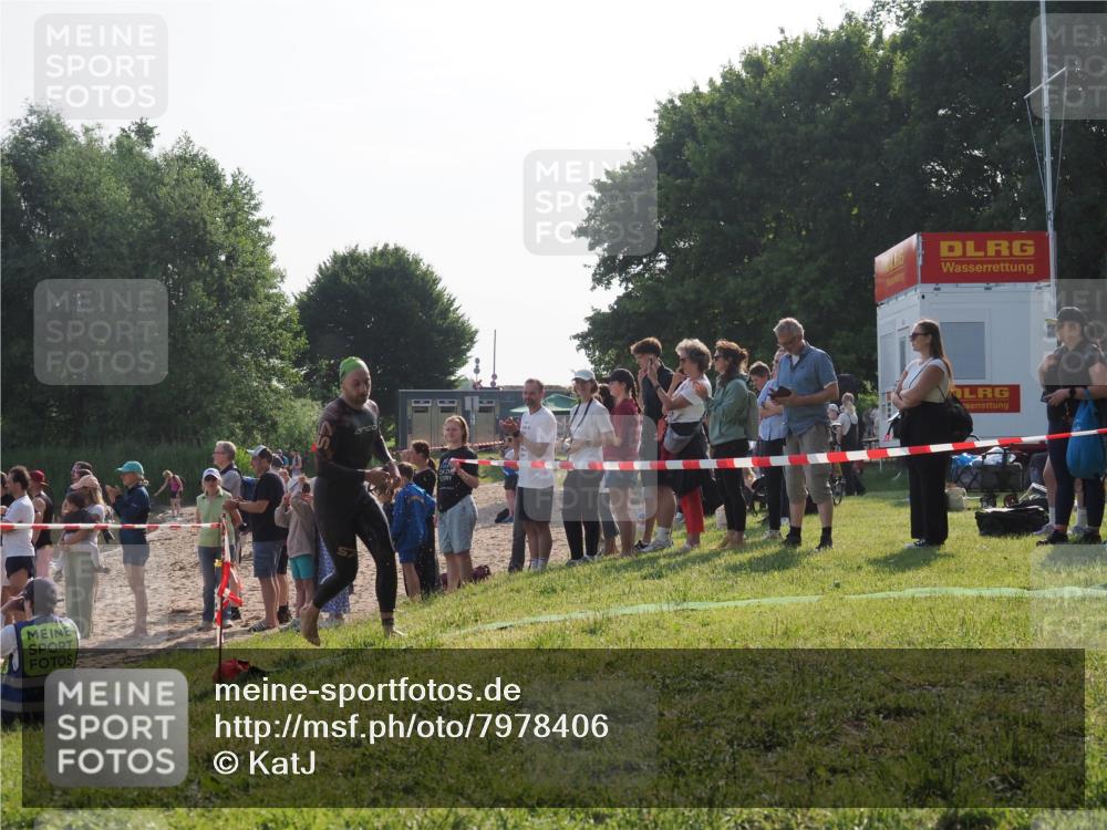 15.06.2025 - 27. Vierlanden-Triathlon KatJ http://msf.ph/oto/7978406 15.06.2025 08:40:18 Schwimmen 67, 82 meine-sportfotos.de
