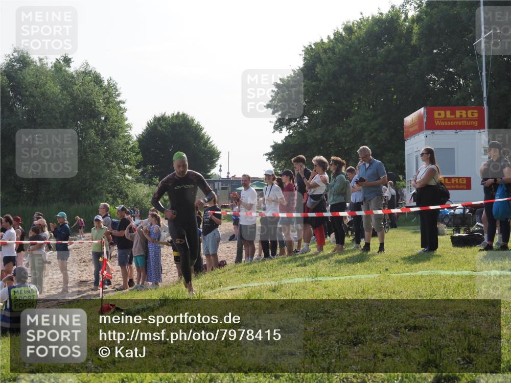 15.06.2025 - 27. Vierlanden-Triathlon KatJ http://msf.ph/oto/7978415 15.06.2025 08:40:18 Schwimmen 67, 82 meine-sportfotos.de