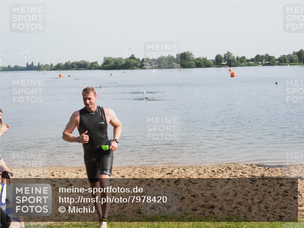 21.06.2025 - 27. Vierlanden-Triathlon MichiJ http://msf.ph/oto/7978420 15.06.2026 08:48:56 Schwimmen 115, 144 meine-sportfotos.de
