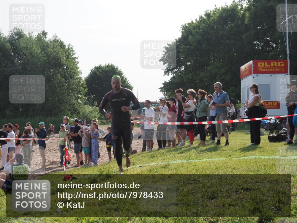 15.06.2025 - 27. Vierlanden-Triathlon KatJ http://msf.ph/oto/7978433 15.06.2025 08:40:19 Schwimmen 67, 82 meine-sportfotos.de