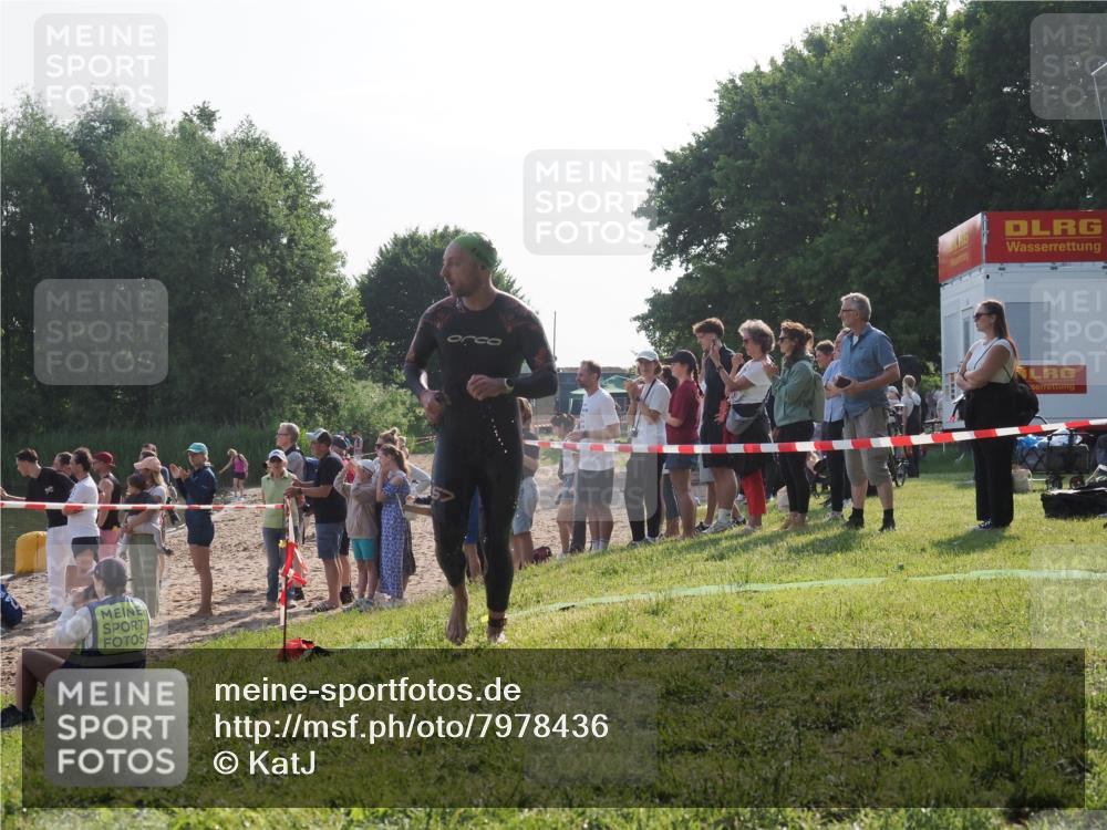 15.06.2025 - 27. Vierlanden-Triathlon KatJ http://msf.ph/oto/7978436 15.06.2025 08:40:19 Schwimmen 67, 82 meine-sportfotos.de
