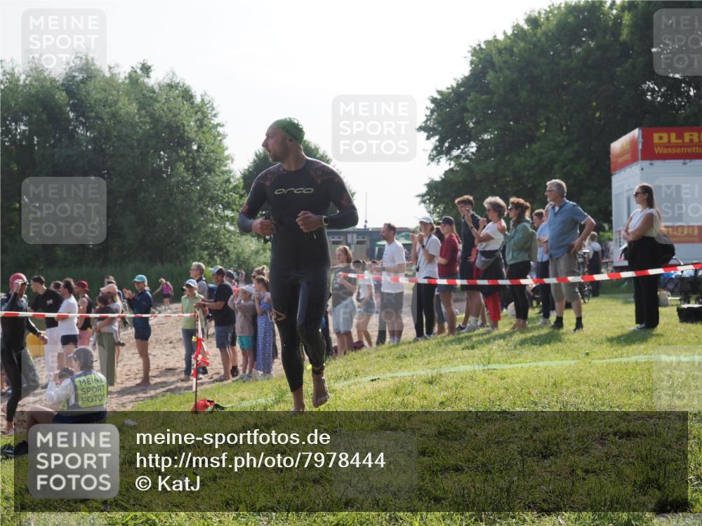 15.06.2025 - 27. Vierlanden-Triathlon KatJ http://msf.ph/oto/7978444 15.06.2025 08:40:20 Schwimmen 67, 82 meine-sportfotos.de