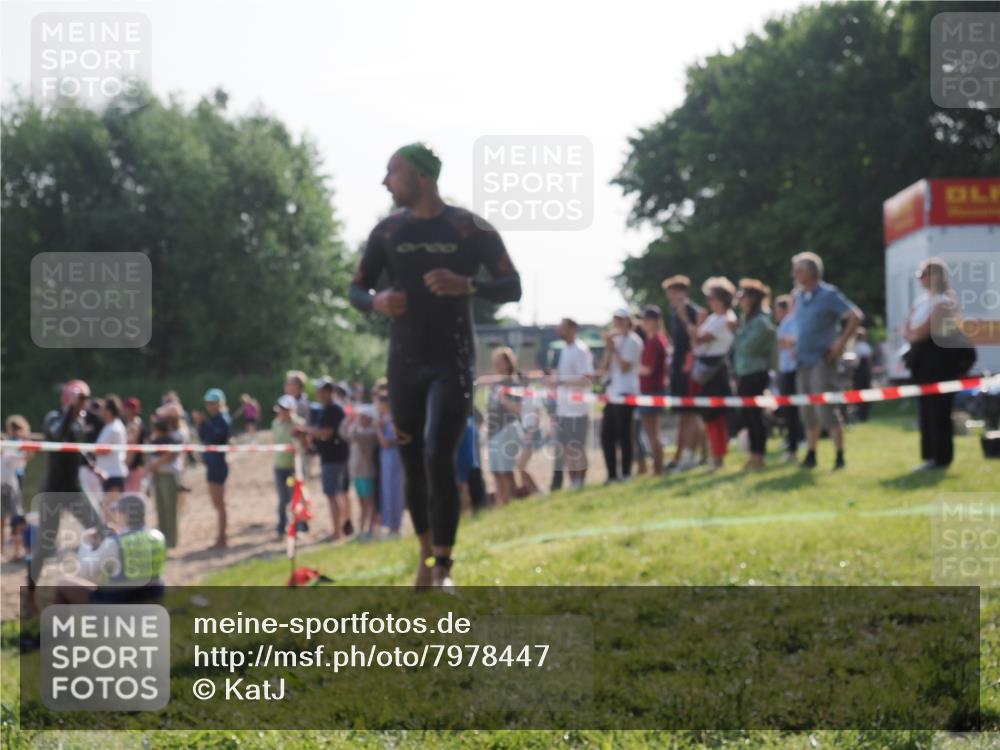 15.06.2025 - 27. Vierlanden-Triathlon KatJ http://msf.ph/oto/7978447 15.06.2025 08:40:20 Schwimmen 67, 82 meine-sportfotos.de