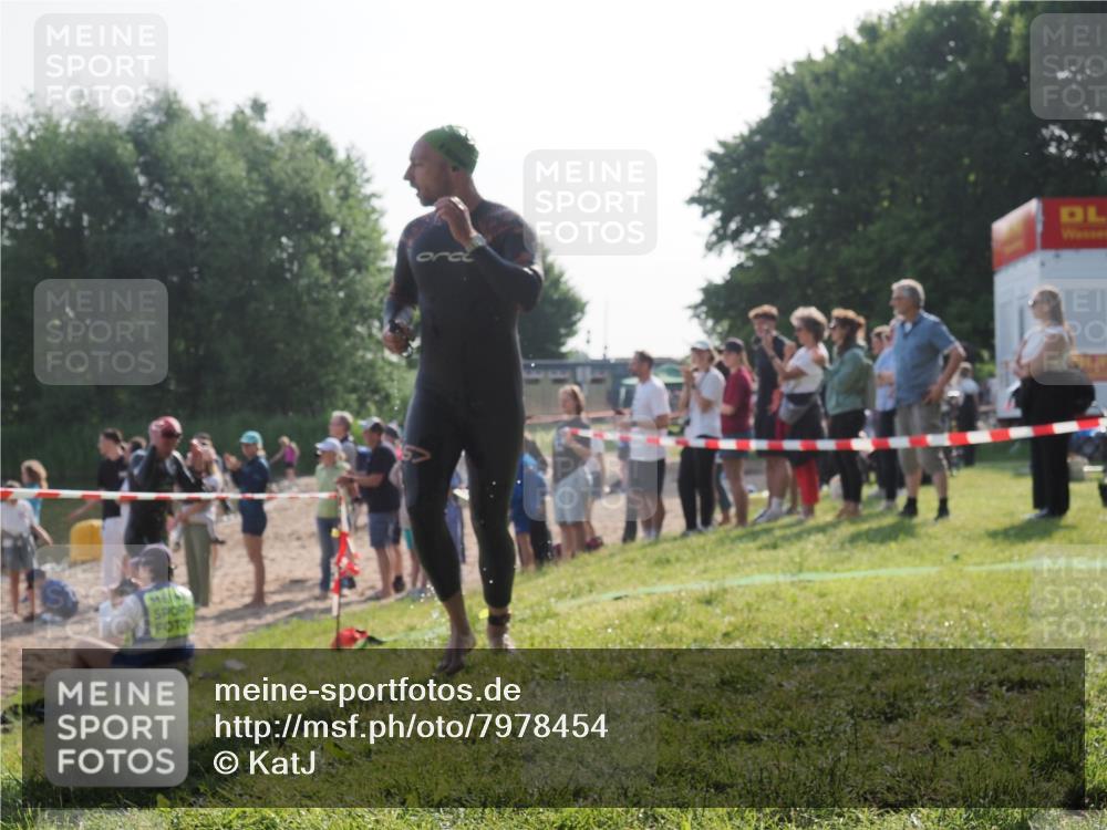 15.06.2025 - 27. Vierlanden-Triathlon KatJ http://msf.ph/oto/7978454 15.06.2025 08:40:20 Schwimmen 67, 82 meine-sportfotos.de