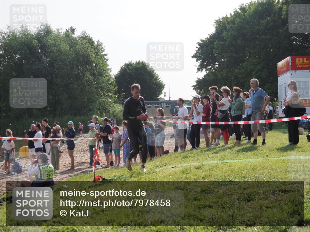 15.06.2025 - 27. Vierlanden-Triathlon KatJ http://msf.ph/oto/7978458 15.06.2025 08:40:22 Schwimmen 67, 82 meine-sportfotos.de