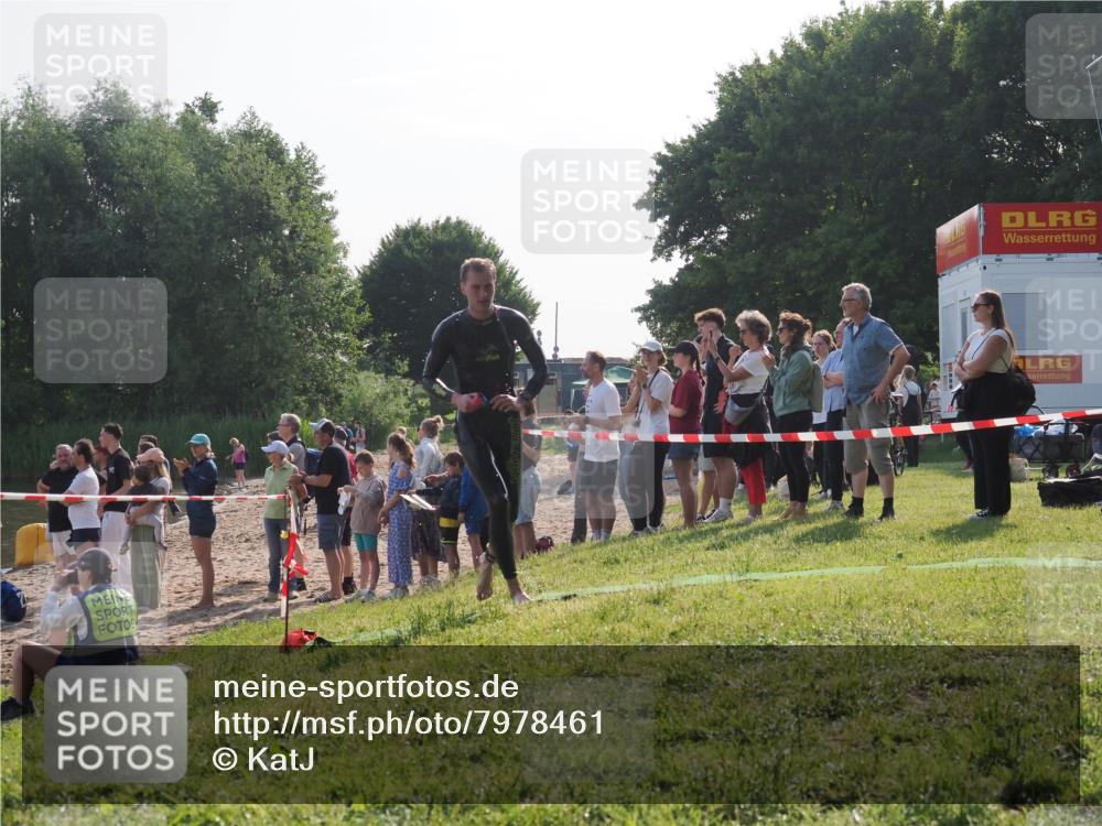 15.06.2025 - 27. Vierlanden-Triathlon KatJ http://msf.ph/oto/7978461 15.06.2025 08:40:22 Schwimmen 67, 82 meine-sportfotos.de