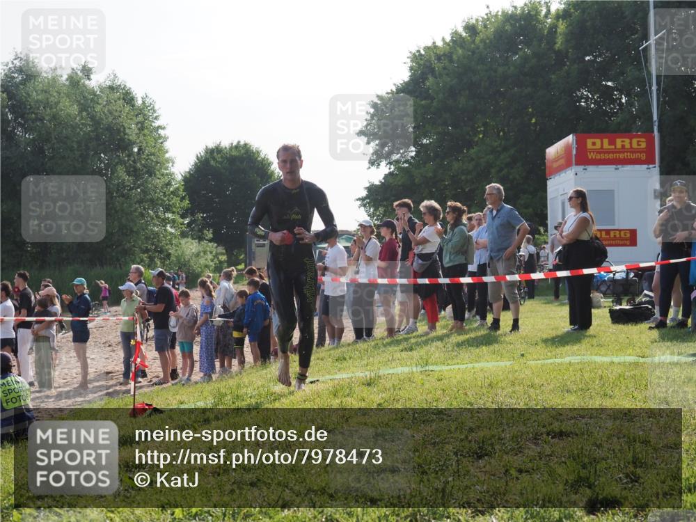 15.06.2025 - 27. Vierlanden-Triathlon KatJ http://msf.ph/oto/7978473 15.06.2025 08:40:22 Schwimmen 67, 82 meine-sportfotos.de