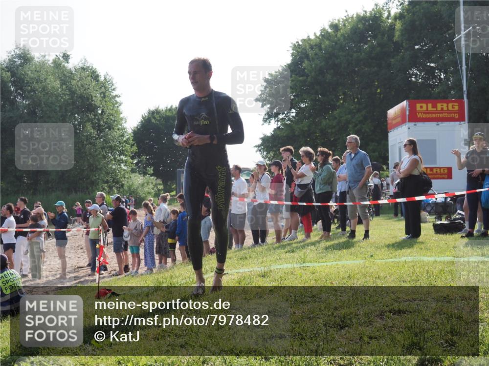 15.06.2025 - 27. Vierlanden-Triathlon KatJ http://msf.ph/oto/7978482 15.06.2025 08:40:23 Schwimmen 67, 82 meine-sportfotos.de