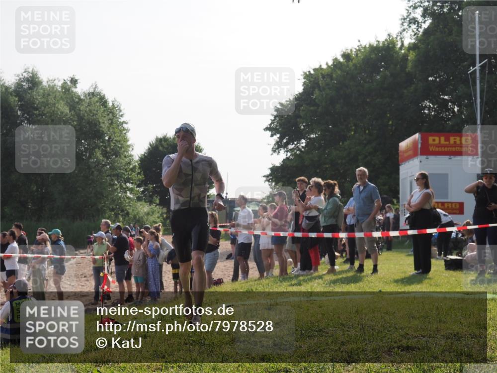 15.06.2025 - 27. Vierlanden-Triathlon KatJ http://msf.ph/oto/7978528 15.06.2025 08:40:36 Schwimmen 7 meine-sportfotos.de