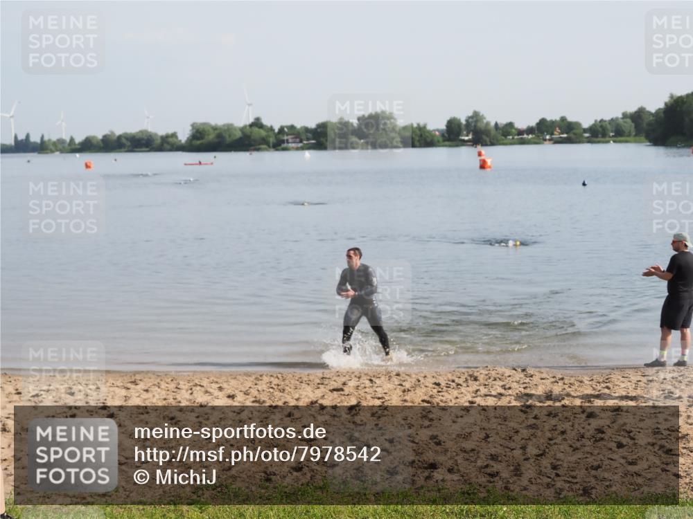 21.06.2025 - 27. Vierlanden-Triathlon MichiJ http://msf.ph/oto/7978542 15.06.2026 08:50:07 Schwimmen 68 meine-sportfotos.de