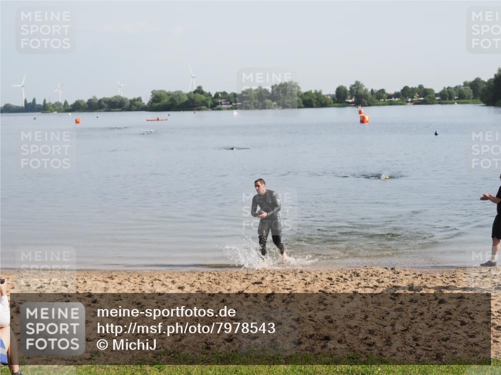 21.06.2025 - 27. Vierlanden-Triathlon MichiJ http://msf.ph/oto/7978543 15.06.2026 08:50:07 Schwimmen 68 meine-sportfotos.de