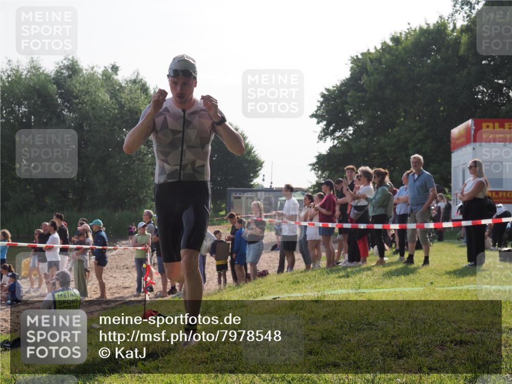15.06.2025 - 27. Vierlanden-Triathlon KatJ http://msf.ph/oto/7978548 15.06.2025 08:40:37 Schwimmen 7 meine-sportfotos.de