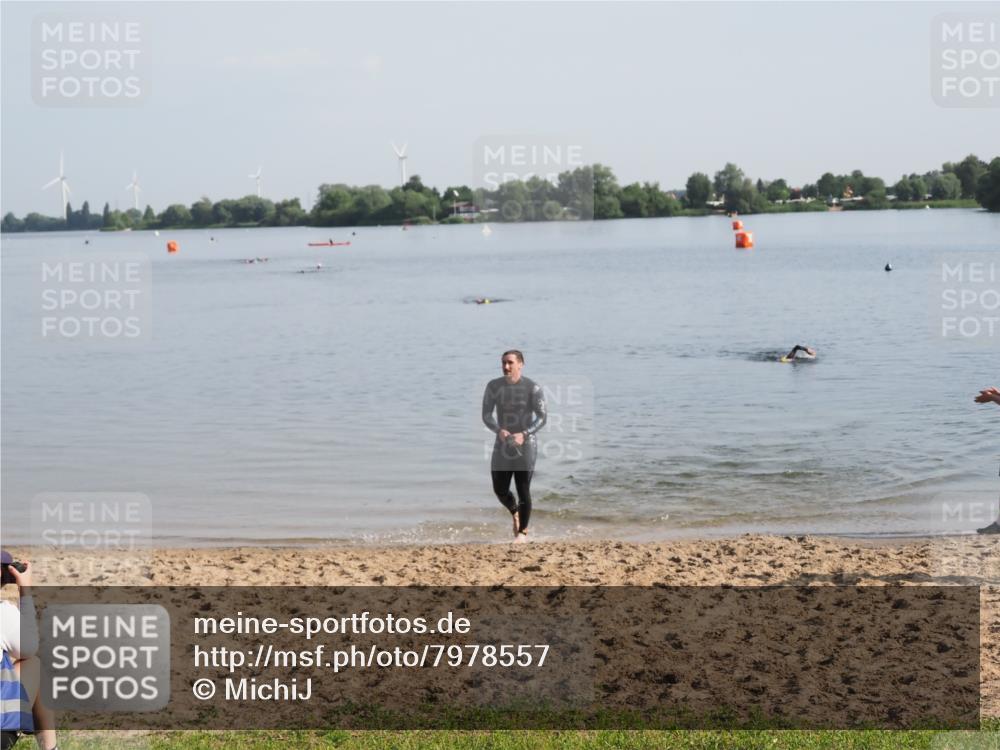21.06.2025 - 27. Vierlanden-Triathlon MichiJ http://msf.ph/oto/7978557 15.06.2026 08:50:07 Schwimmen 68 meine-sportfotos.de
