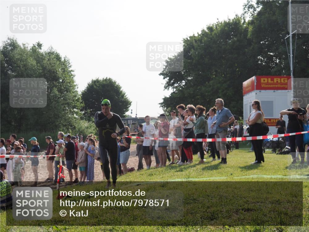 15.06.2025 - 27. Vierlanden-Triathlon KatJ http://msf.ph/oto/7978571 15.06.2025 08:40:45 Schwimmen 5, 7 meine-sportfotos.de