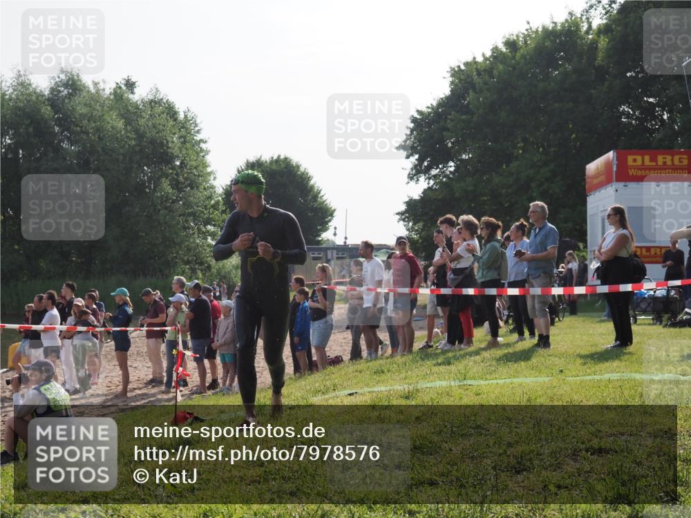15.06.2025 - 27. Vierlanden-Triathlon KatJ http://msf.ph/oto/7978576 15.06.2025 08:40:46 Schwimmen 5 meine-sportfotos.de