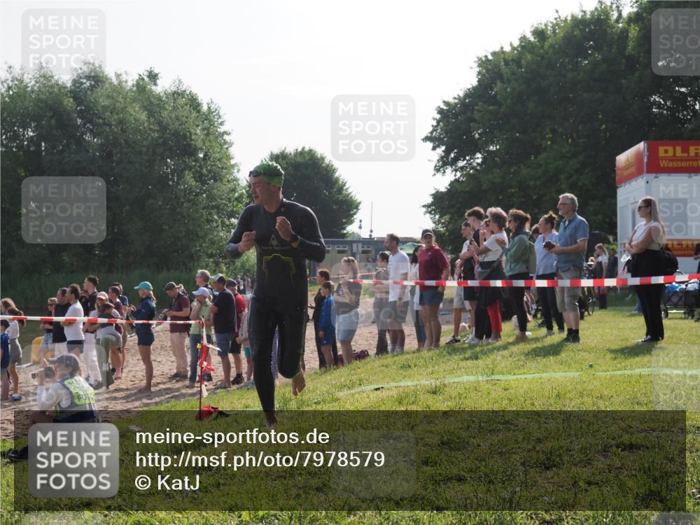 15.06.2025 - 27. Vierlanden-Triathlon KatJ http://msf.ph/oto/7978579 15.06.2025 08:40:46 Schwimmen 5 meine-sportfotos.de