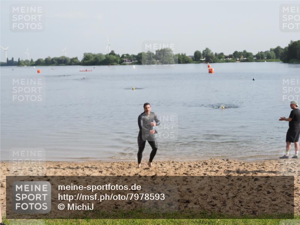 21.06.2025 - 27. Vierlanden-Triathlon MichiJ http://msf.ph/oto/7978593 15.06.2026 08:50:09 Schwimmen 68 meine-sportfotos.de