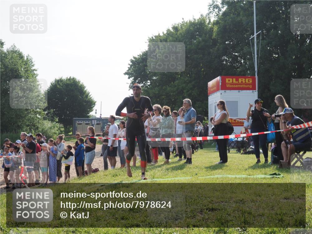 15.06.2025 - 27. Vierlanden-Triathlon KatJ http://msf.ph/oto/7978624 15.06.2025 08:41:02 Schwimmen 99, 114 meine-sportfotos.de