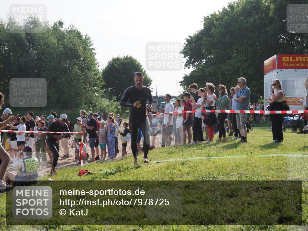 15.06.2025 - 27. Vierlanden-Triathlon KatJ http://msf.ph/oto/7978725 15.06.2025 08:41:12 Schwimmen 22, 99, 109, 114, 129, 138, 147, 176 meine-sportfotos.de