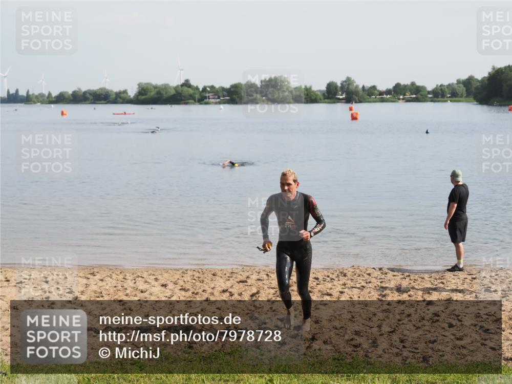 21.06.2025 - 27. Vierlanden-Triathlon MichiJ http://msf.ph/oto/7978728 15.06.2026 08:50:35 Schwimmen 143 meine-sportfotos.de
