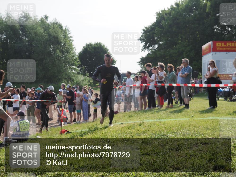 15.06.2025 - 27. Vierlanden-Triathlon KatJ http://msf.ph/oto/7978729 15.06.2025 08:41:12 Schwimmen 22, 99, 109, 114, 129, 138, 147, 176 meine-sportfotos.de