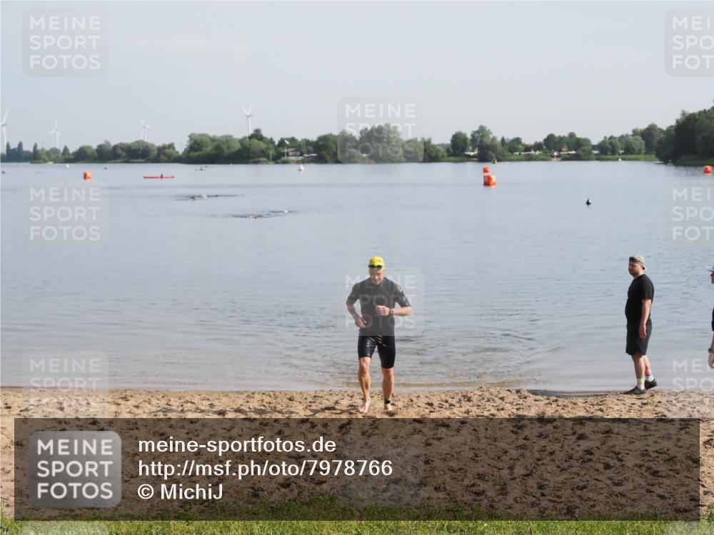 21.06.2025 - 27. Vierlanden-Triathlon MichiJ http://msf.ph/oto/7978766 15.06.2026 08:51:10 Schwimmen 90 meine-sportfotos.de