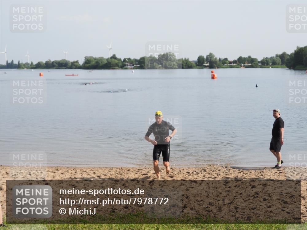 21.06.2025 - 27. Vierlanden-Triathlon MichiJ http://msf.ph/oto/7978772 15.06.2026 08:51:10 Schwimmen 90 meine-sportfotos.de
