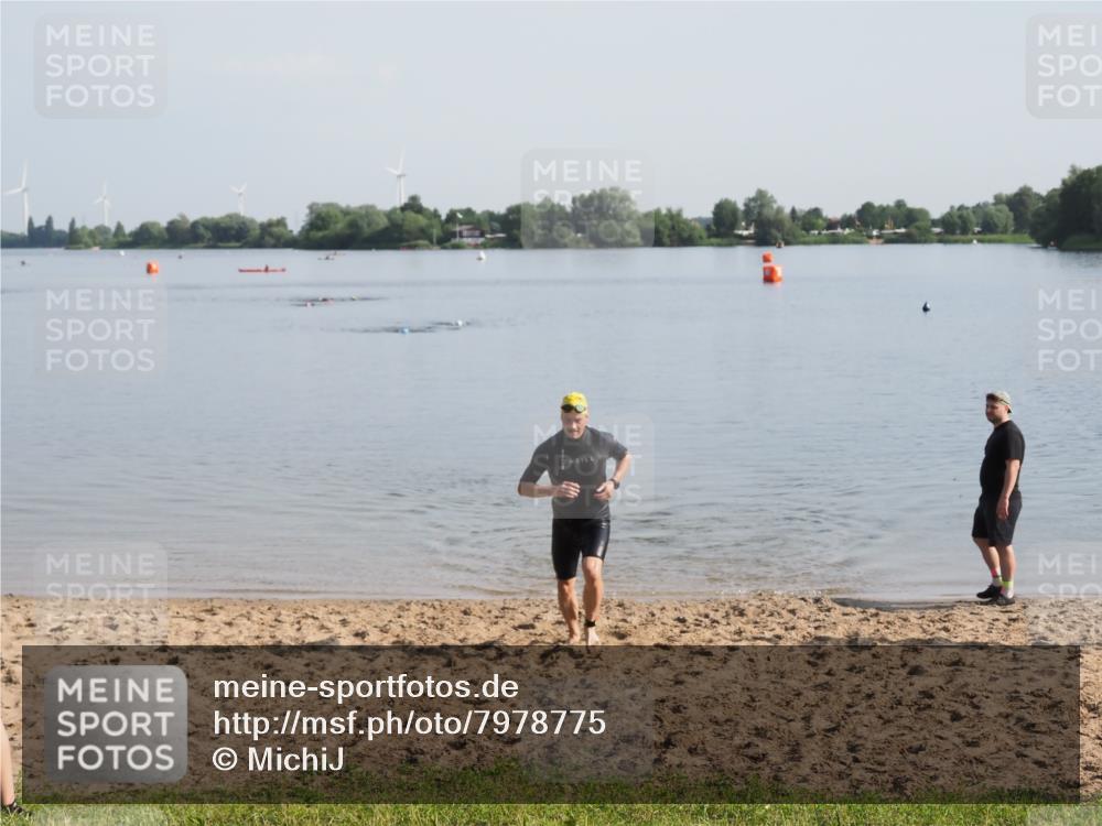 21.06.2025 - 27. Vierlanden-Triathlon MichiJ http://msf.ph/oto/7978775 15.06.2026 08:51:11 Schwimmen 90 meine-sportfotos.de
