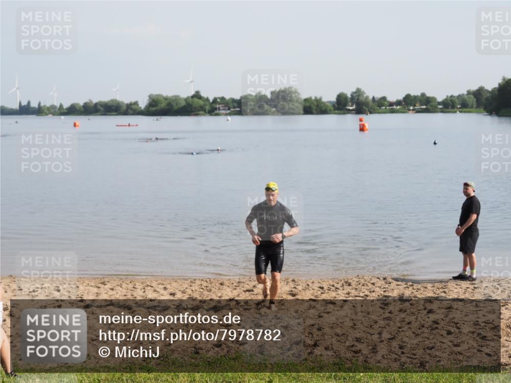 21.06.2025 - 27. Vierlanden-Triathlon MichiJ http://msf.ph/oto/7978782 15.06.2026 08:51:11 Schwimmen 90 meine-sportfotos.de