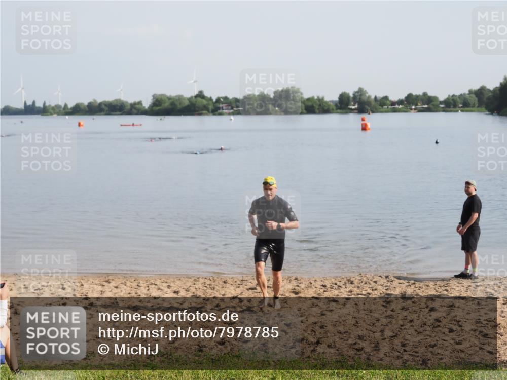21.06.2025 - 27. Vierlanden-Triathlon MichiJ http://msf.ph/oto/7978785 15.06.2026 08:51:11 Schwimmen 90 meine-sportfotos.de