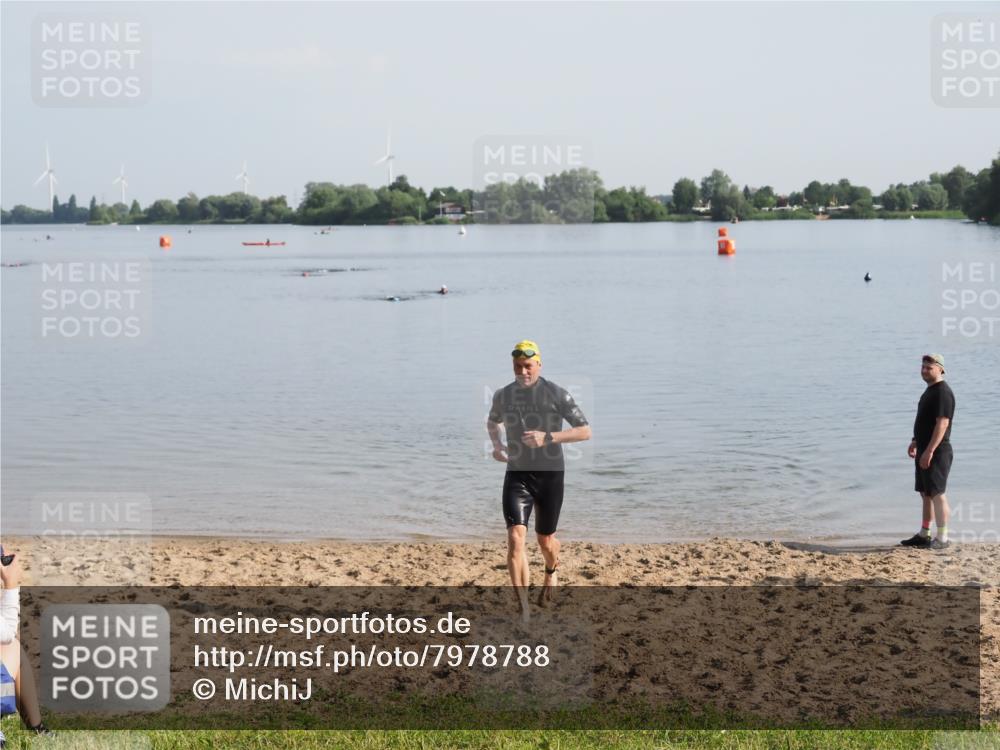 21.06.2025 - 27. Vierlanden-Triathlon MichiJ http://msf.ph/oto/7978788 15.06.2026 08:51:11 Schwimmen 90 meine-sportfotos.de