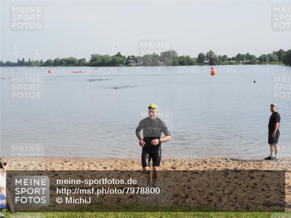 21.06.2025 - 27. Vierlanden-Triathlon MichiJ http://msf.ph/oto/7978800 15.06.2026 08:51:12 Schwimmen 90 meine-sportfotos.de