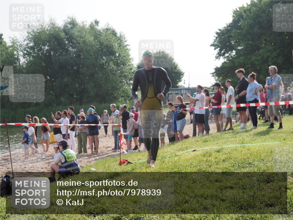 15.06.2025 - 27. Vierlanden-Triathlon KatJ http://msf.ph/oto/7978939 15.06.2025 08:41:50 Schwimmen 122 meine-sportfotos.de