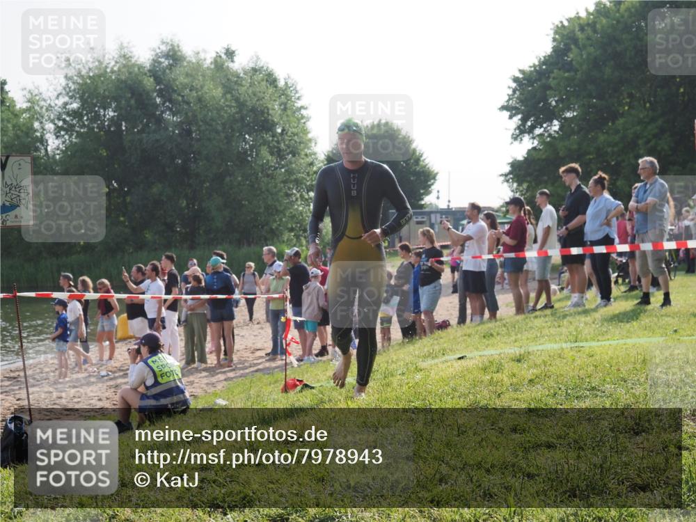 15.06.2025 - 27. Vierlanden-Triathlon KatJ http://msf.ph/oto/7978943 15.06.2025 08:41:50 Schwimmen 122 meine-sportfotos.de