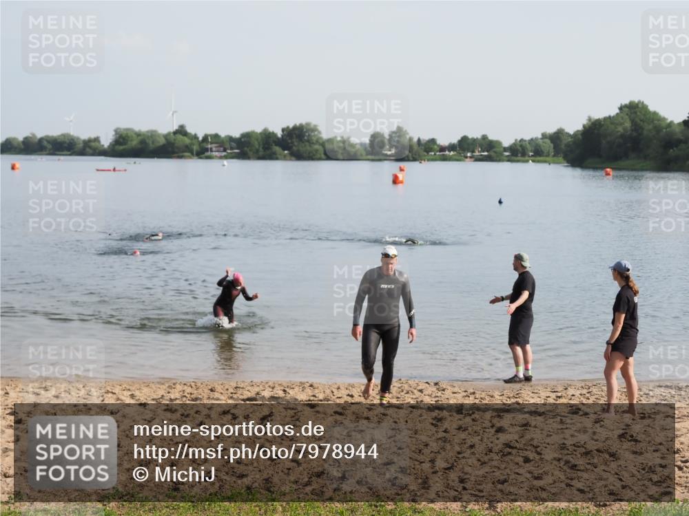21.06.2025 - 27. Vierlanden-Triathlon MichiJ http://msf.ph/oto/7978944 15.06.2026 08:52:45 Schwimmen 98, 233 meine-sportfotos.de