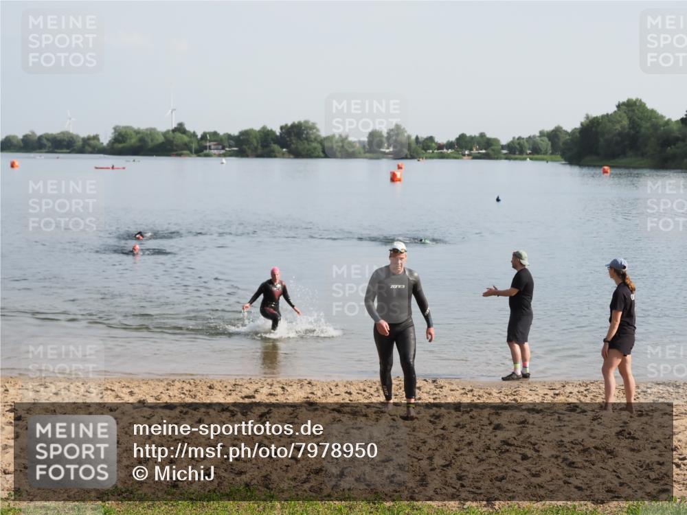 21.06.2025 - 27. Vierlanden-Triathlon MichiJ http://msf.ph/oto/7978950 15.06.2026 08:52:46 Schwimmen 98, 233 meine-sportfotos.de