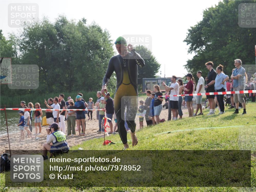 15.06.2025 - 27. Vierlanden-Triathlon KatJ http://msf.ph/oto/7978952 15.06.2025 08:41:50 Schwimmen 122 meine-sportfotos.de