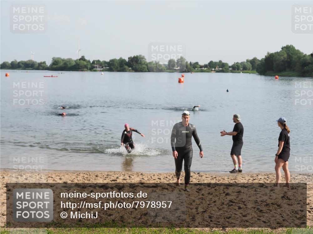 21.06.2025 - 27. Vierlanden-Triathlon MichiJ http://msf.ph/oto/7978957 15.06.2026 08:52:46 Schwimmen 98, 233 meine-sportfotos.de