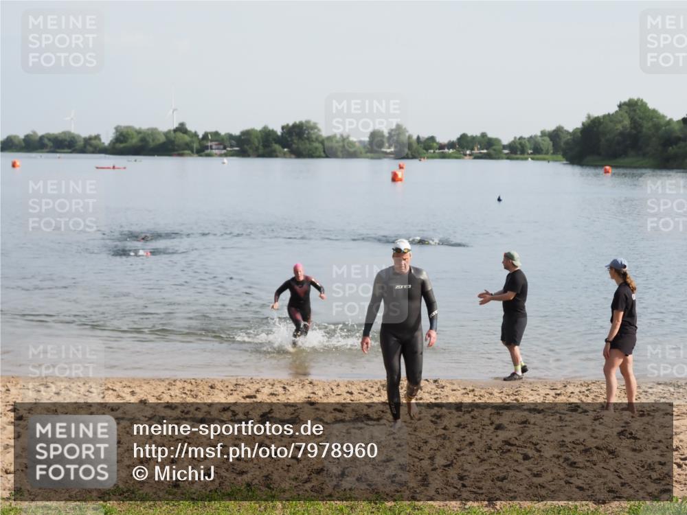 21.06.2025 - 27. Vierlanden-Triathlon MichiJ http://msf.ph/oto/7978960 15.06.2026 08:52:46 Schwimmen 98, 233 meine-sportfotos.de