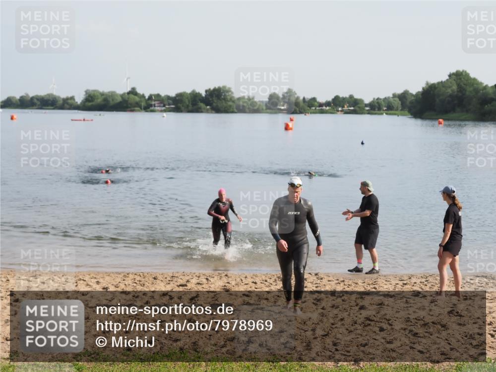 21.06.2025 - 27. Vierlanden-Triathlon MichiJ http://msf.ph/oto/7978969 15.06.2026 08:52:47 Schwimmen 98, 233 meine-sportfotos.de
