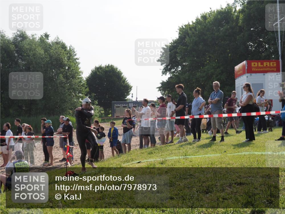 15.06.2025 - 27. Vierlanden-Triathlon KatJ http://msf.ph/oto/7978973 15.06.2025 08:42:10 Schwimmen 121, 128, 135 meine-sportfotos.de
