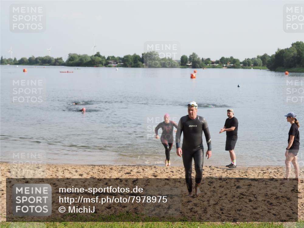 21.06.2025 - 27. Vierlanden-Triathlon MichiJ http://msf.ph/oto/7978975 15.06.2026 08:52:48 Schwimmen 98, 233 meine-sportfotos.de