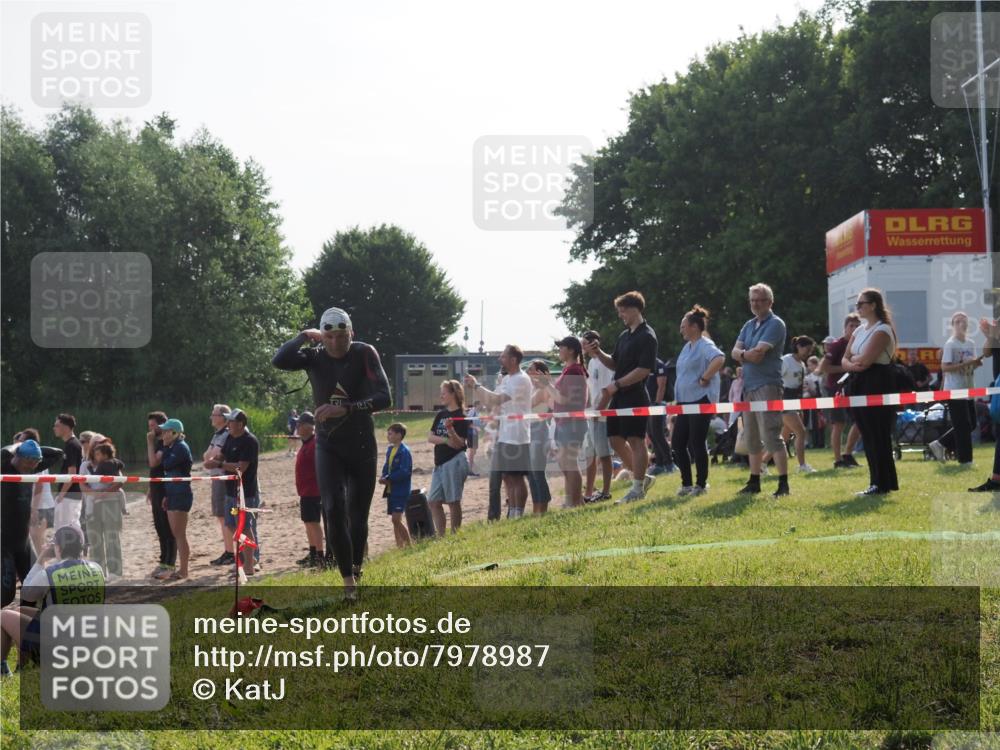 15.06.2025 - 27. Vierlanden-Triathlon KatJ http://msf.ph/oto/7978987 15.06.2025 08:42:11 Schwimmen 71, 121, 128, 135 meine-sportfotos.de