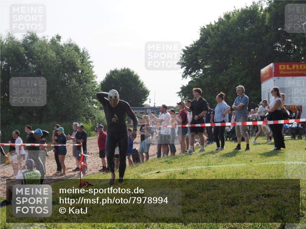 15.06.2025 - 27. Vierlanden-Triathlon KatJ http://msf.ph/oto/7978994 15.06.2025 08:42:11 Schwimmen 71, 121, 128, 135 meine-sportfotos.de
