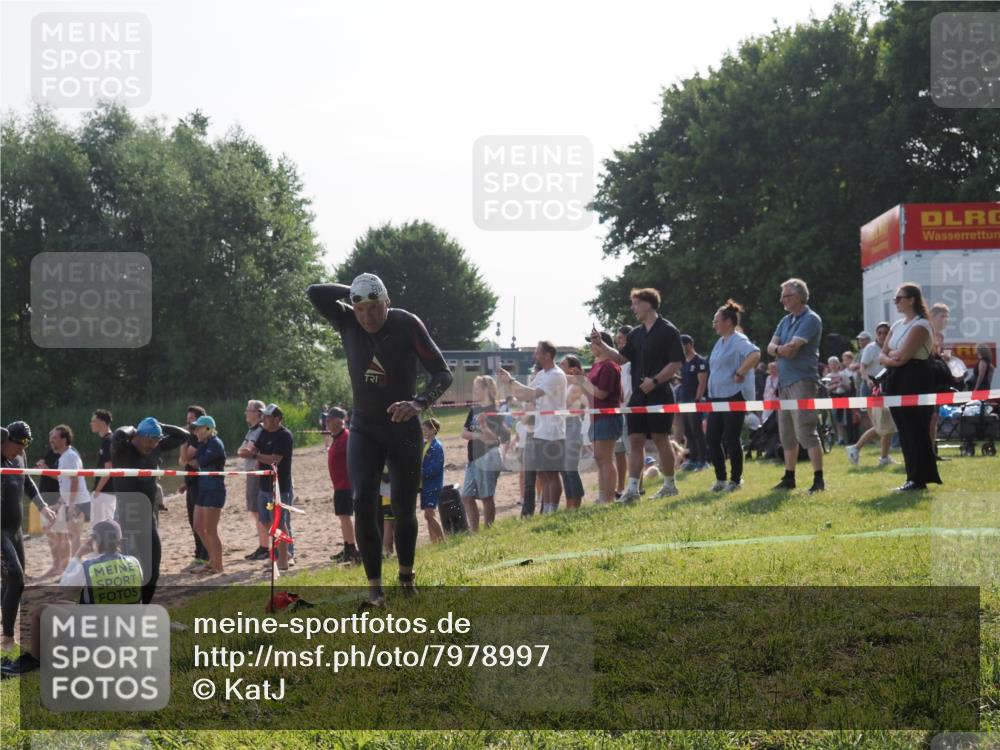 15.06.2025 - 27. Vierlanden-Triathlon KatJ http://msf.ph/oto/7978997 15.06.2025 08:42:11 Schwimmen 71, 121, 128, 135 meine-sportfotos.de