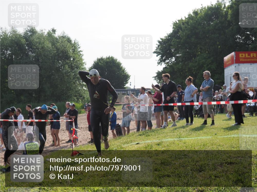 15.06.2025 - 27. Vierlanden-Triathlon KatJ http://msf.ph/oto/7979001 15.06.2025 08:42:11 Schwimmen 71, 121, 128, 135 meine-sportfotos.de
