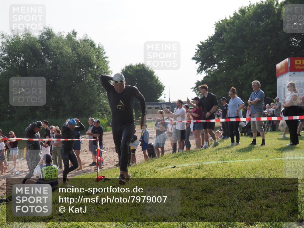 15.06.2025 - 27. Vierlanden-Triathlon KatJ http://msf.ph/oto/7979007 15.06.2025 08:42:12 Schwimmen 71, 121, 128, 135 meine-sportfotos.de