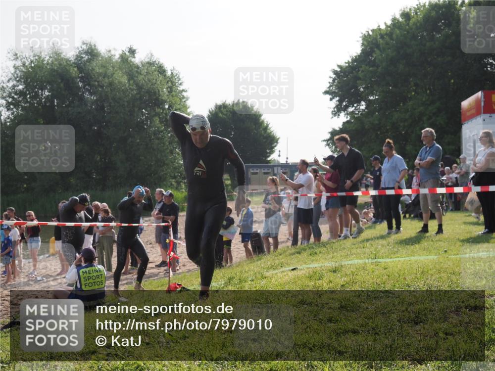 15.06.2025 - 27. Vierlanden-Triathlon KatJ http://msf.ph/oto/7979010 15.06.2025 08:42:12 Schwimmen 71, 121, 128, 135 meine-sportfotos.de