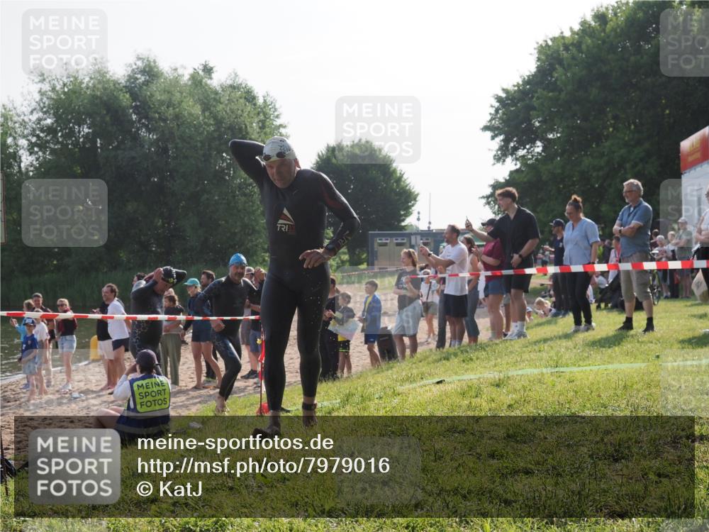 15.06.2025 - 27. Vierlanden-Triathlon KatJ http://msf.ph/oto/7979016 15.06.2025 08:42:12 Schwimmen 71, 121, 128, 135 meine-sportfotos.de